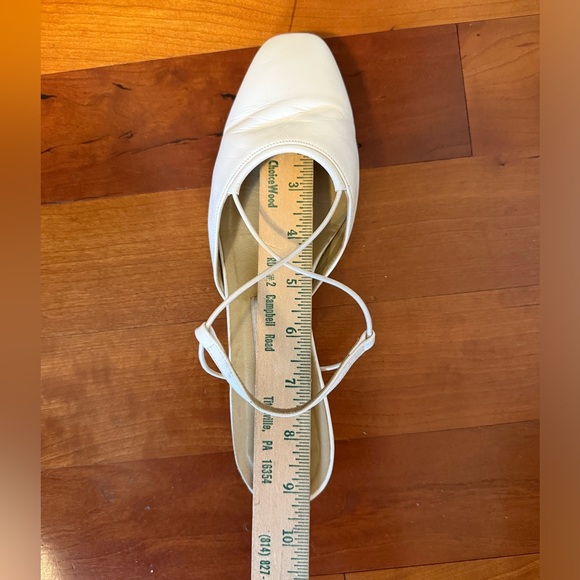 Anne Klein II White Leather Shoes. Made in Italy. Size 7. 1” heel. - Picture 6 of 6